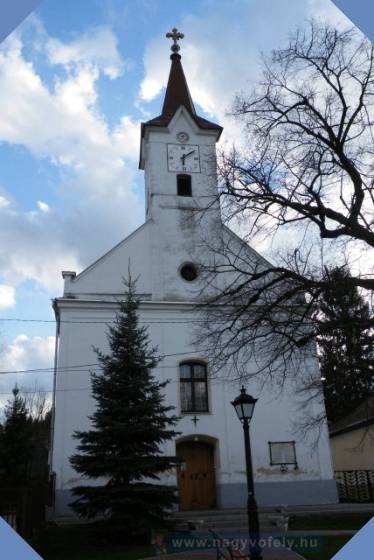 Templom feh�r falakkal, toronnyal. A toronyban sz�gletes �ra, a tetj�n kereszt l�that�.