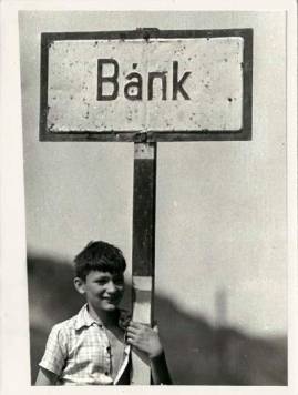 Fiatal fi�, kez�ben t�bl�nak a tart�j�t fogja. A t�bl�n "B�nk" felirat l�that�.