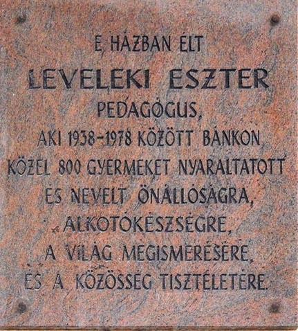 Leveleki Eszter eml�kt�bla. "E h�zban �lt Leveleki Eszter pedag�gus, aki 1938-1978 k�z�tt B�nkon k�zel 800 gyermeket nyaraltatott �s nevelt �n�ll�s�gra, alkot�k�szs�gre, a vil�g megismer�s�re �s a k�z�ss�g tisztelet�re.""