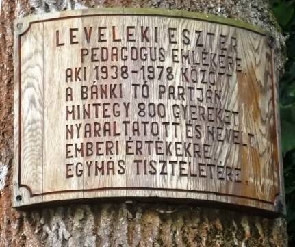 Leveleki Eszter eml�kt�bla B�nkon. "Leveleki Eszter pedag�gus eml�k�re, aki 1938-1978 k�z�tt a B�nki t� partj�n mintegy 800 gyereket nyaraltatott �s nevelt emberi �rt�kekre, egym�s tisztelet�re."