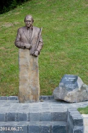 Joseph P. „Joe” Muranyi mellszobra.