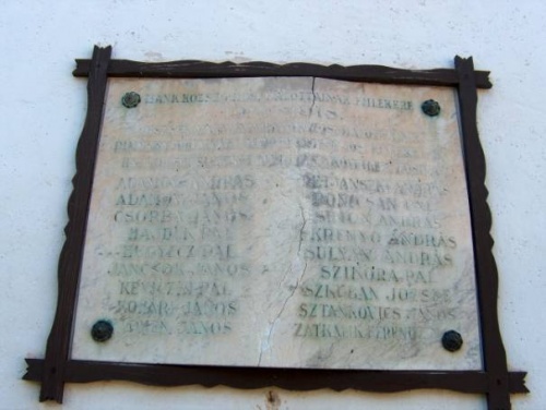 BÁNK KÖZSÉG HŐSI HALOTTAINAK EMLÉKÉRE. Fakeretes tábla. A feliratok kissé kopottak, nehezen olvashatóak.