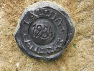 A szobor posztamensébe rögzített plakett arról tudósít, hogy 1984-ben állították.