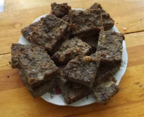 T�ny�rra pakolt, kock�kra szelt, barn�s sz�n�, s�tem�ny-szer� darabokat l�tunk a k�pen. Ez a plnyenyina.