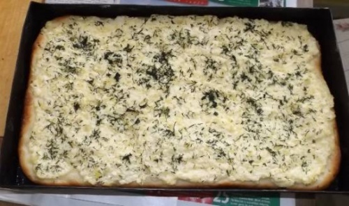 A tepsiben l�v�, imm�r megs�lt t�szt�t l�tjuk. Kapor van r�sz�rva.