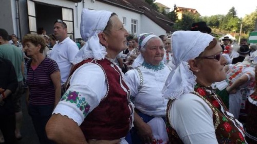 N�pviseletbe �lt�z�tt asszonyokat l�tunk a k�pen, mely a nemzetis�gi tal�lkoz�n k�sz�lt.