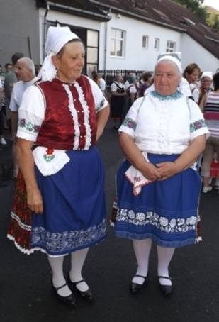 K�t asszonyt l�tunk a k�pen, n�pviseletbe �lt�zve.