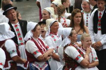 K�p a Nemzetis�gi Tal�lkoz�r�l. N�pviseletbe �lt�z�tt emberek.