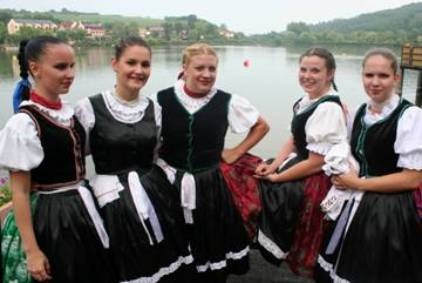 K�p a Nemzetis�gi Tal�lkoz�r�l. N�pviseletbe �lt�z�tt fiatal l�nyok.