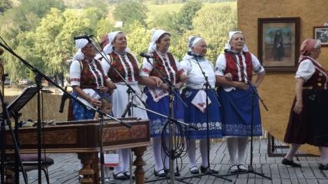 K�p a Nemzetis�gi Tal�lkoz�r�l. N�pviseletbe �lt�z�tt asszonyok a sz�npadon.