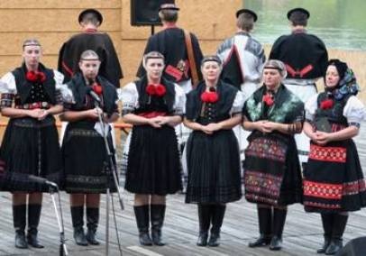K�p a Nemzetis�gi Tal�lkoz�r�l. N�pviseletbe �lt�z�tt asszonyok a sz�npadon.