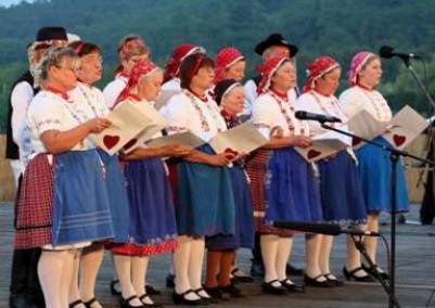 K�p a Nemzetis�gi Tal�lkoz�r�l. N�pviseletbe �lt�z�tt asszonyok a sz�npadon.