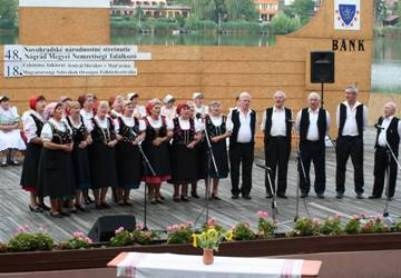 K�p a Nemzetis�gi Tal�lkoz�r�l. N�pviseletbe �lt�z�tt emberek a sz�npadon.